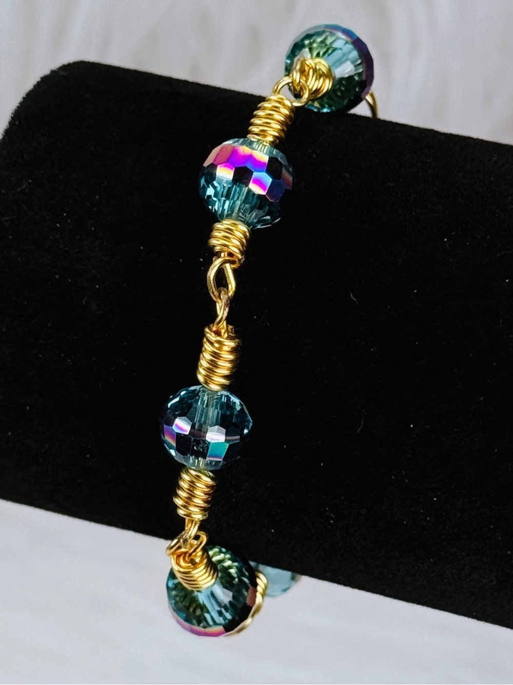 Gorgeous goldtone, wire wrapped blue bling bead, interesting bracelet